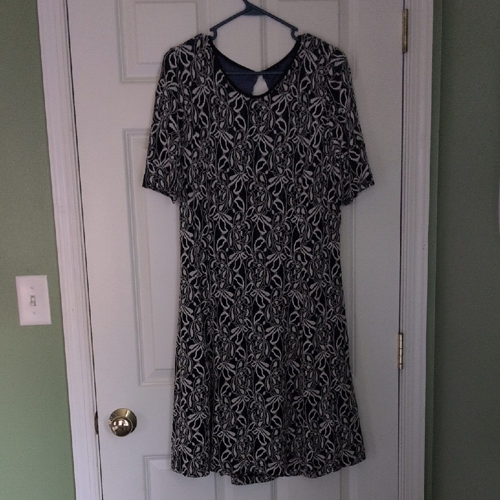 Elegant Black and White Leaf Pattern Dress